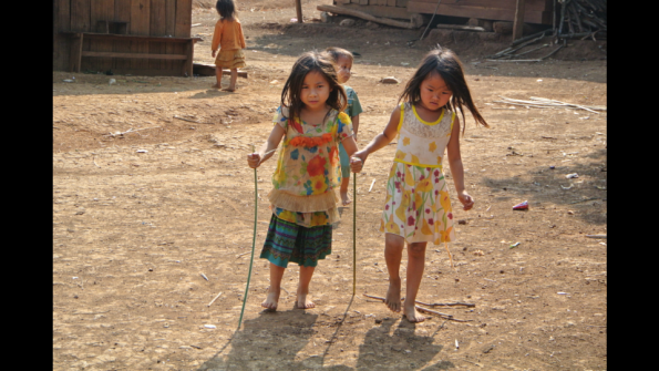 28_filles_avec_baton_