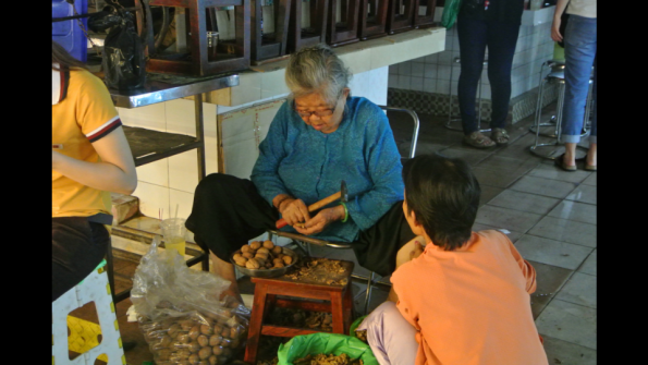 04._Femme_casse_noix