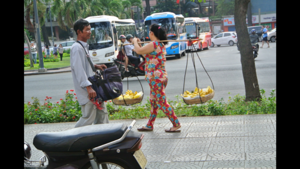 Femme_vendeuse_porte_banane