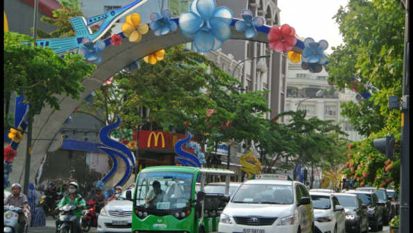 Grande_avenue_a_cote_champs_elysees